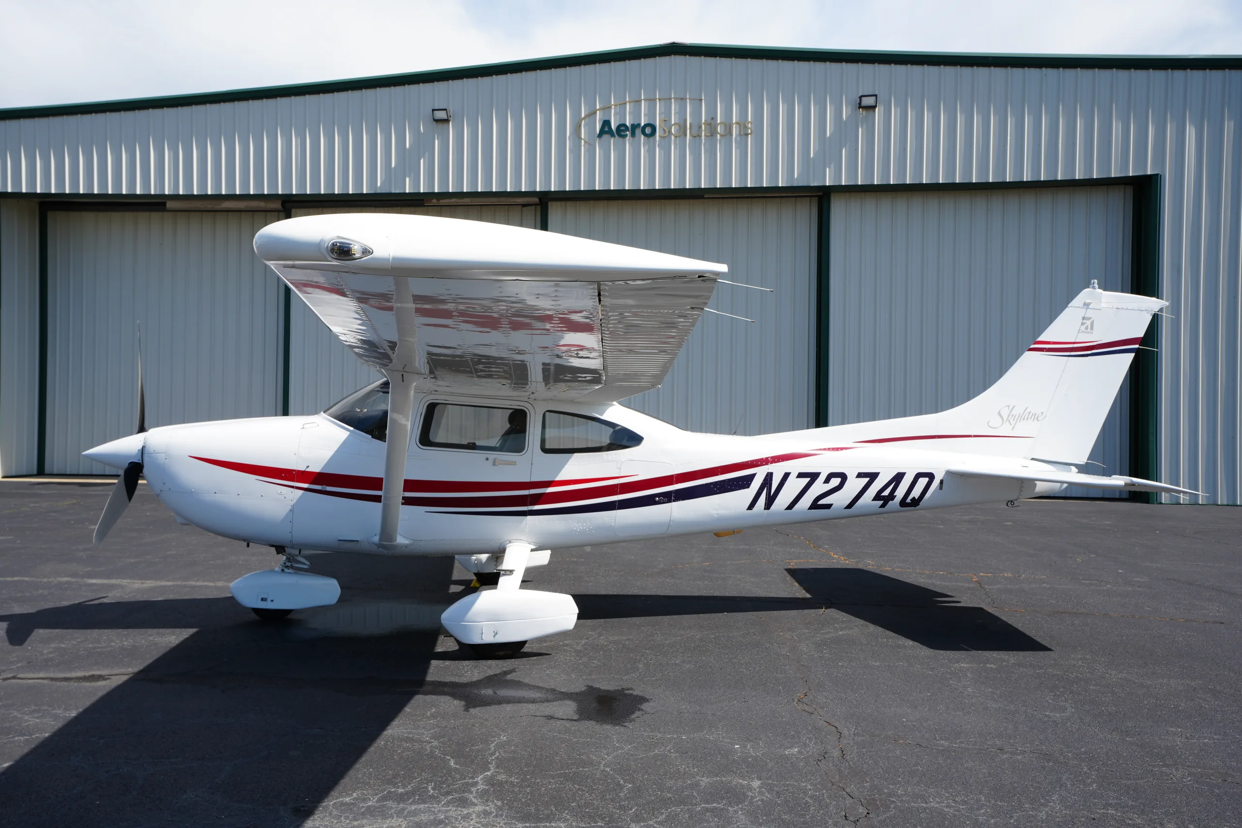 Cabin interior of a 1999 Cessna 182S Skylane 18280533.