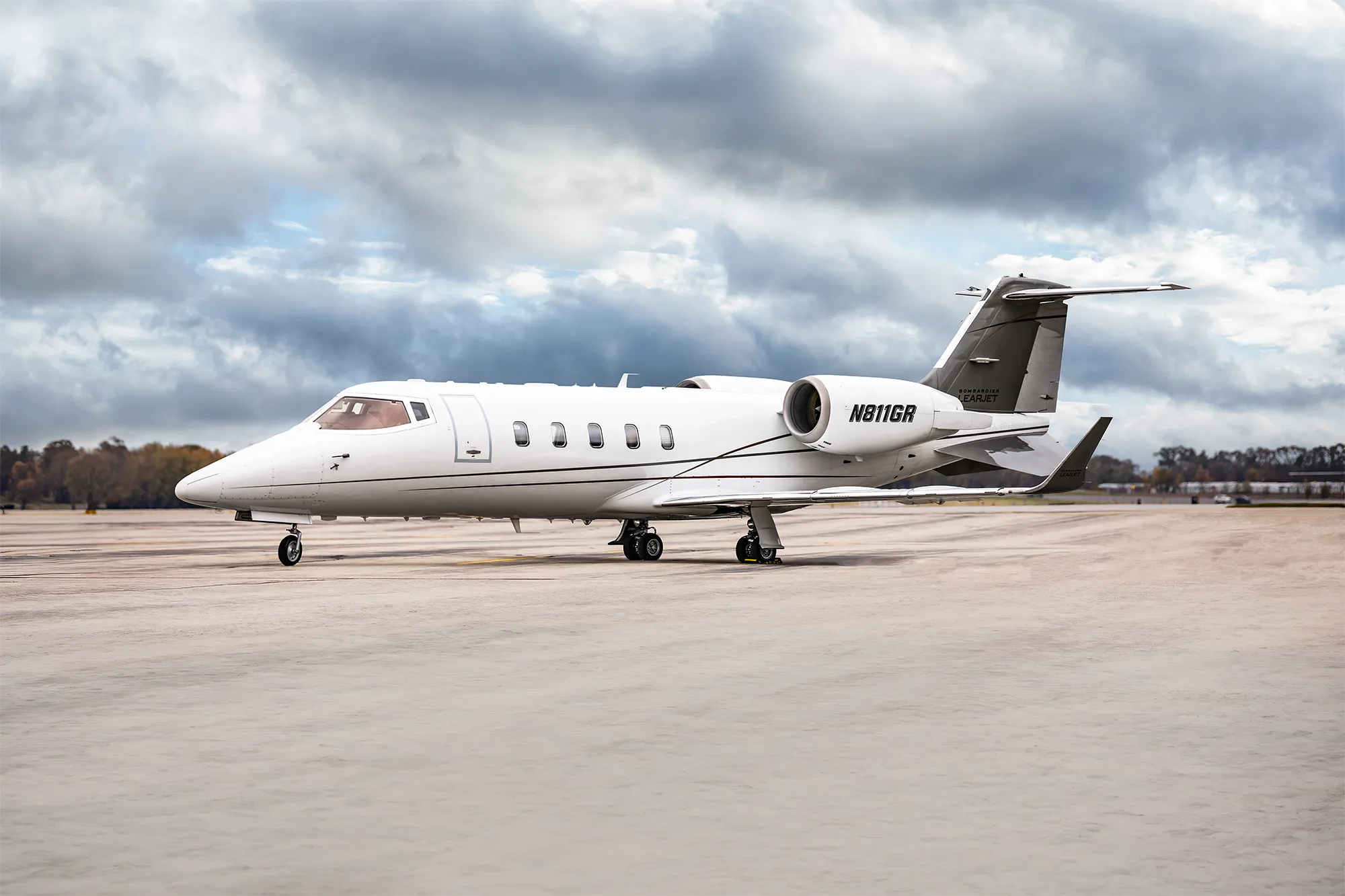 Exterior view of a 1998 Learjet 60 sn 60 148.