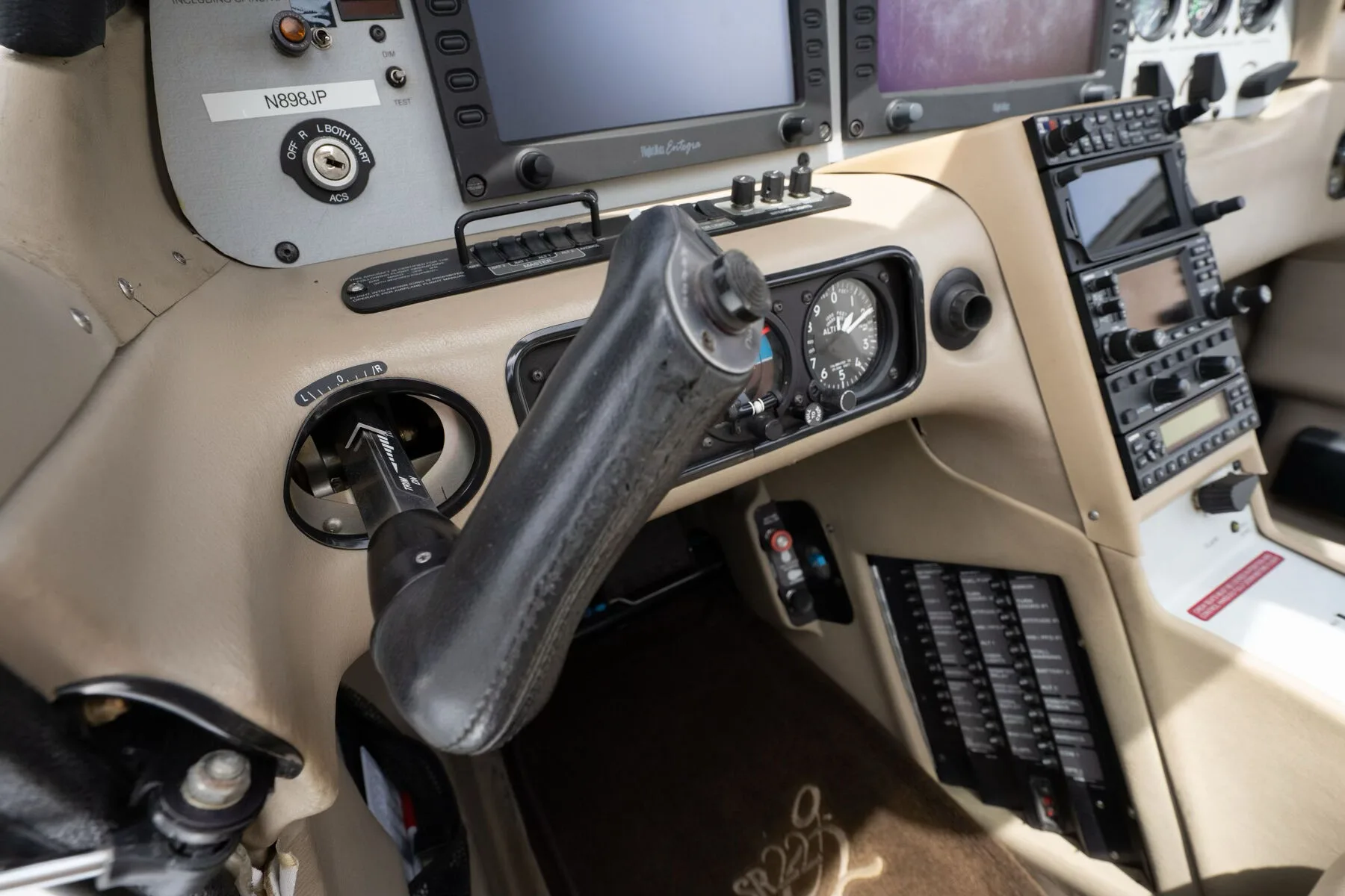 Cockpit and instrument panel of a 2005 Cirrus SR22-G2.