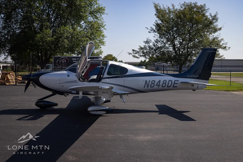 Exterior view of a 2014 Cirrus SR22 G5, N848DE.