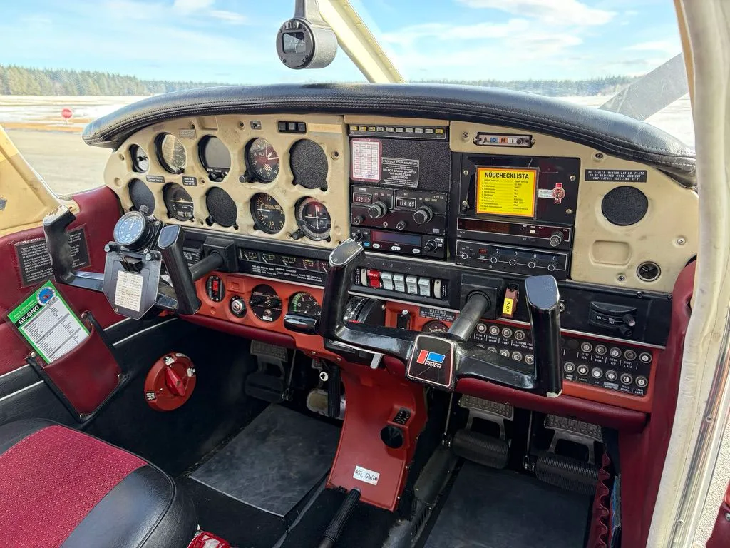 Cockpit and instrument panel of a 1976 Piper PA-28-151 Cherokee Warrior.