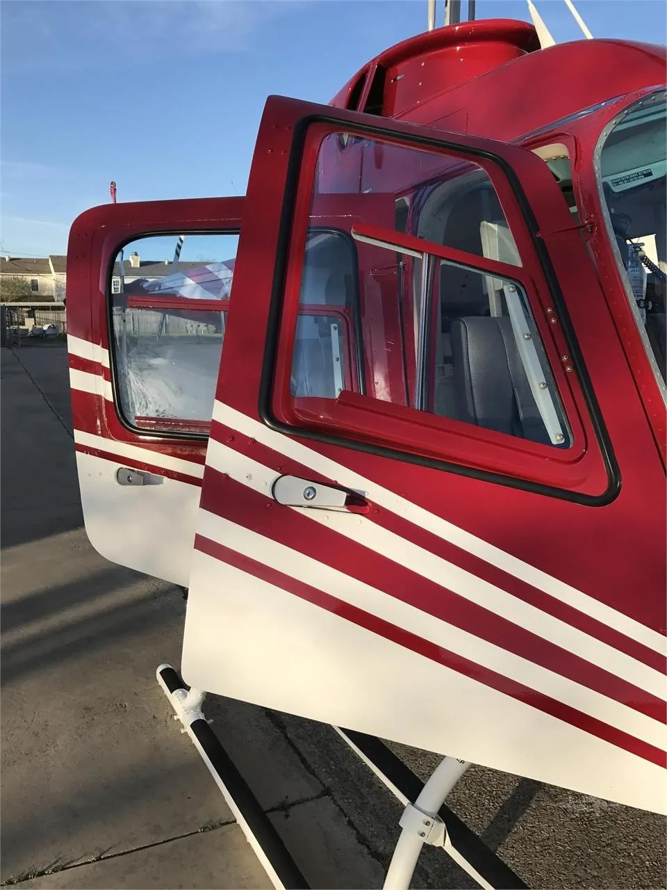 Exterior view of a 1997 BELL 206B III, N463RA.