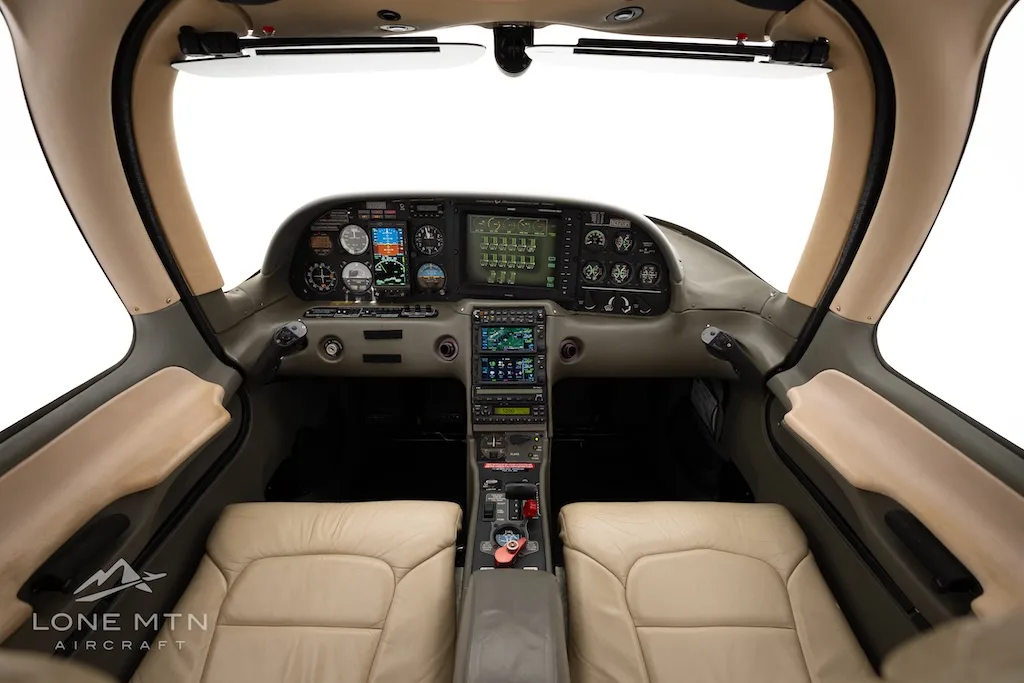 Cockpit and instrument panel of a 2001 Cirrus SR22 G1.