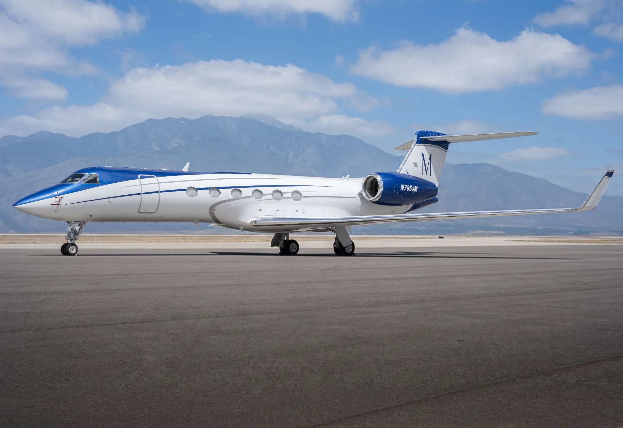 Exterior view of a 2013 Dassault Falcon 7X.