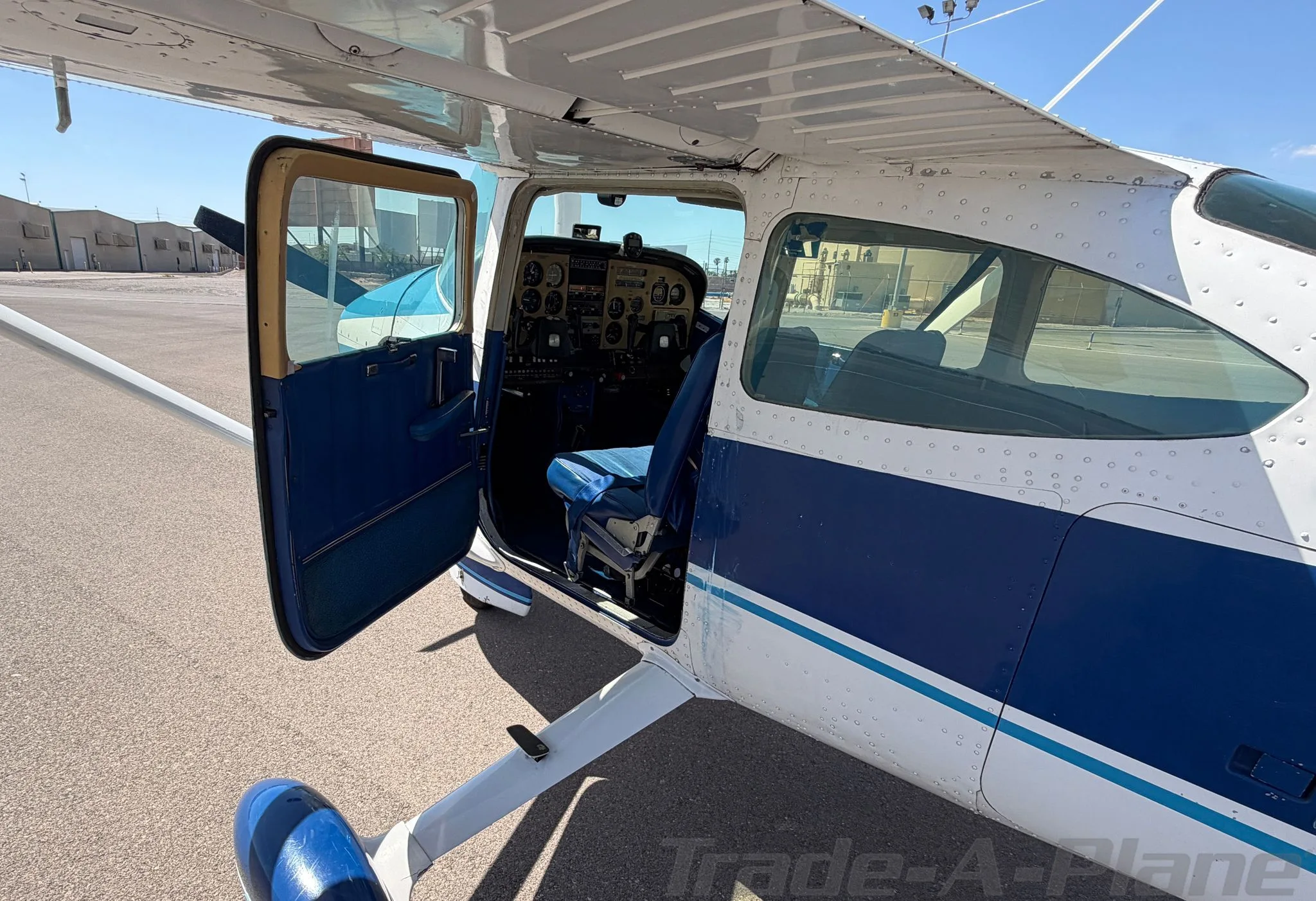 Exterior view of a 1978 CESSNA 182Q SKYLANE, N735WH.