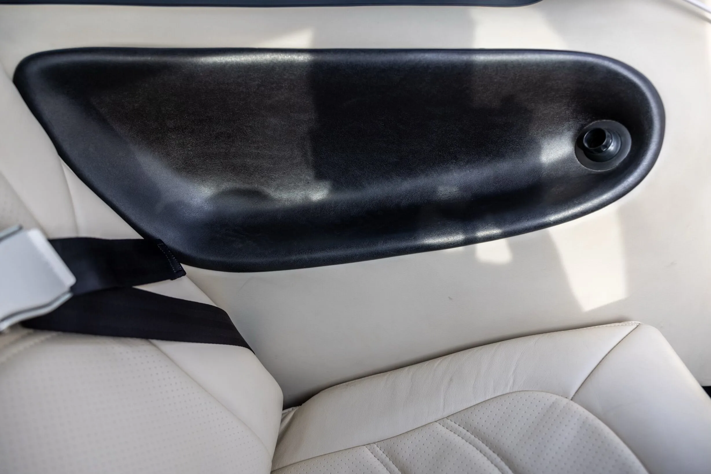 Cabin interior of a 2006 Cirrus SR22-G2 GTS.