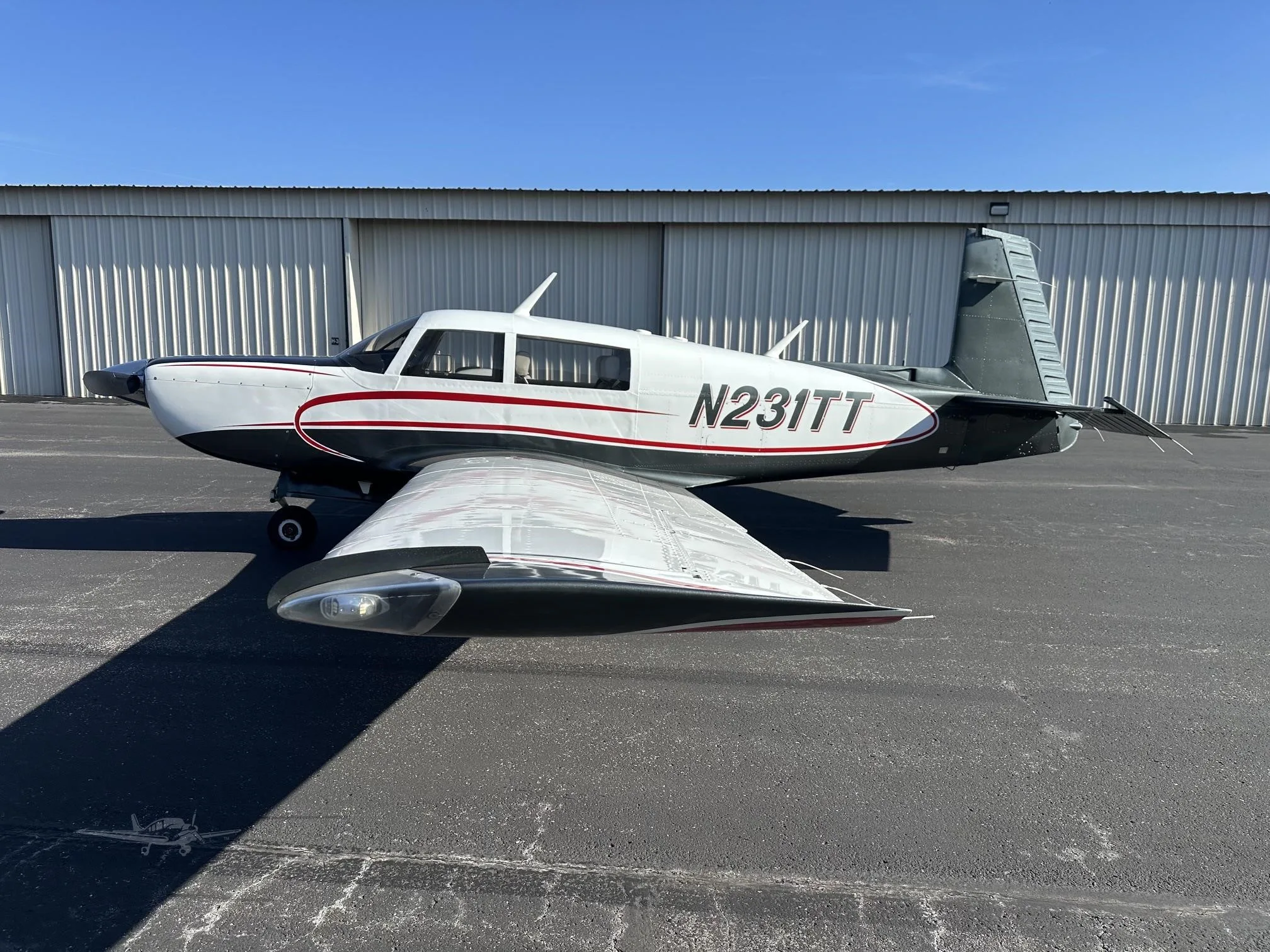 Exterior view of a 1985 MOONEY M20K 231, N231TT.