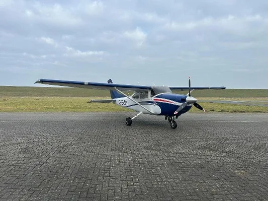 Exterior view of a 2011 Cessna 182T, D-ELGY.