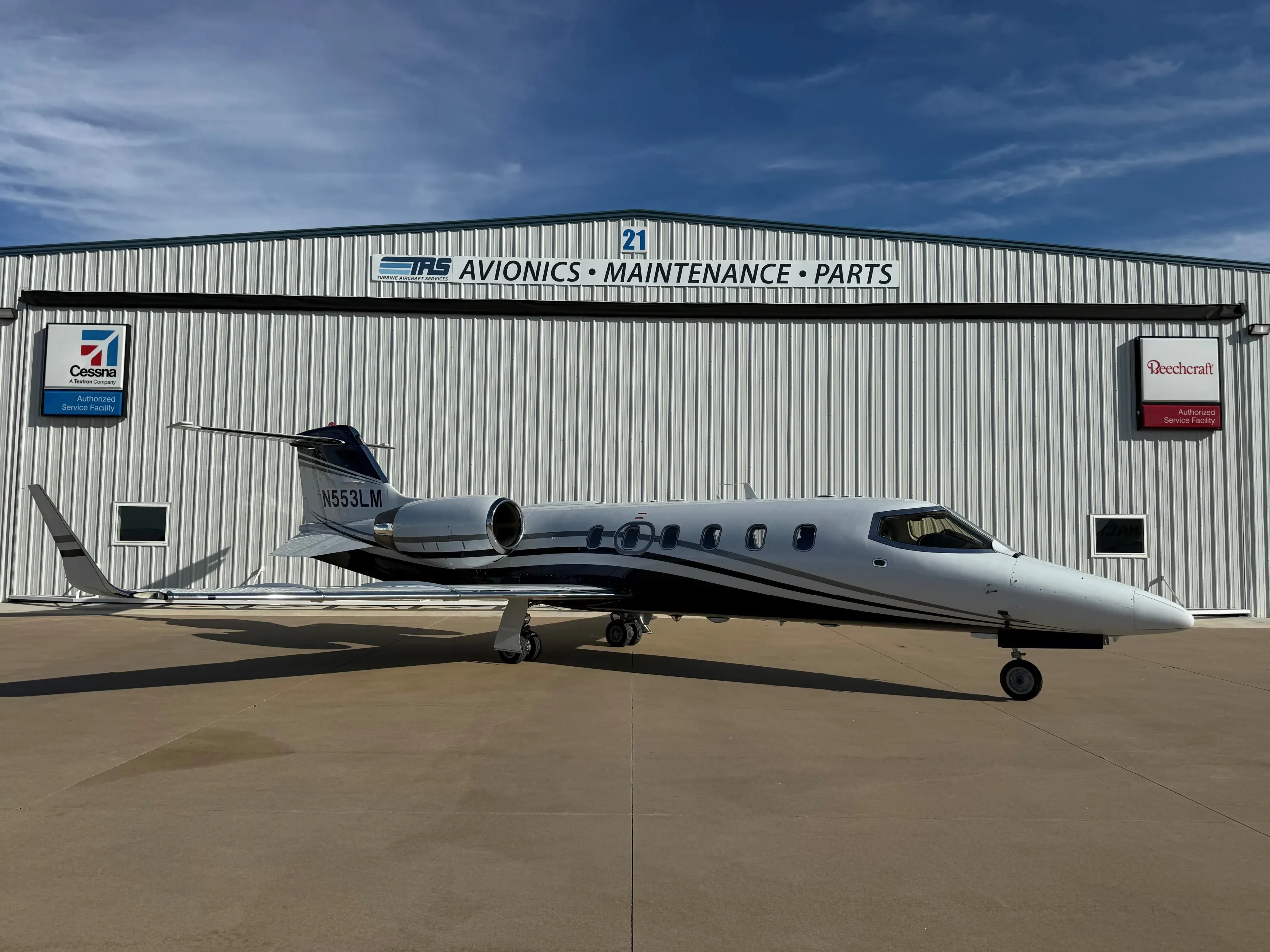 Exterior view of a 2000 Learjet 31A, N255TK.