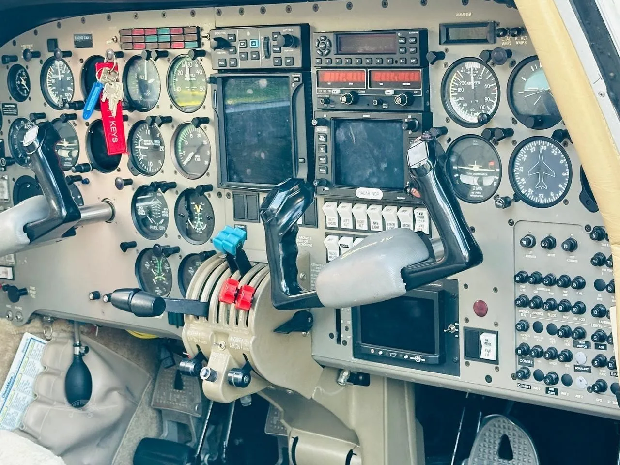 Cockpit and instrument panel of a 1994 PIPER SENECA IV.