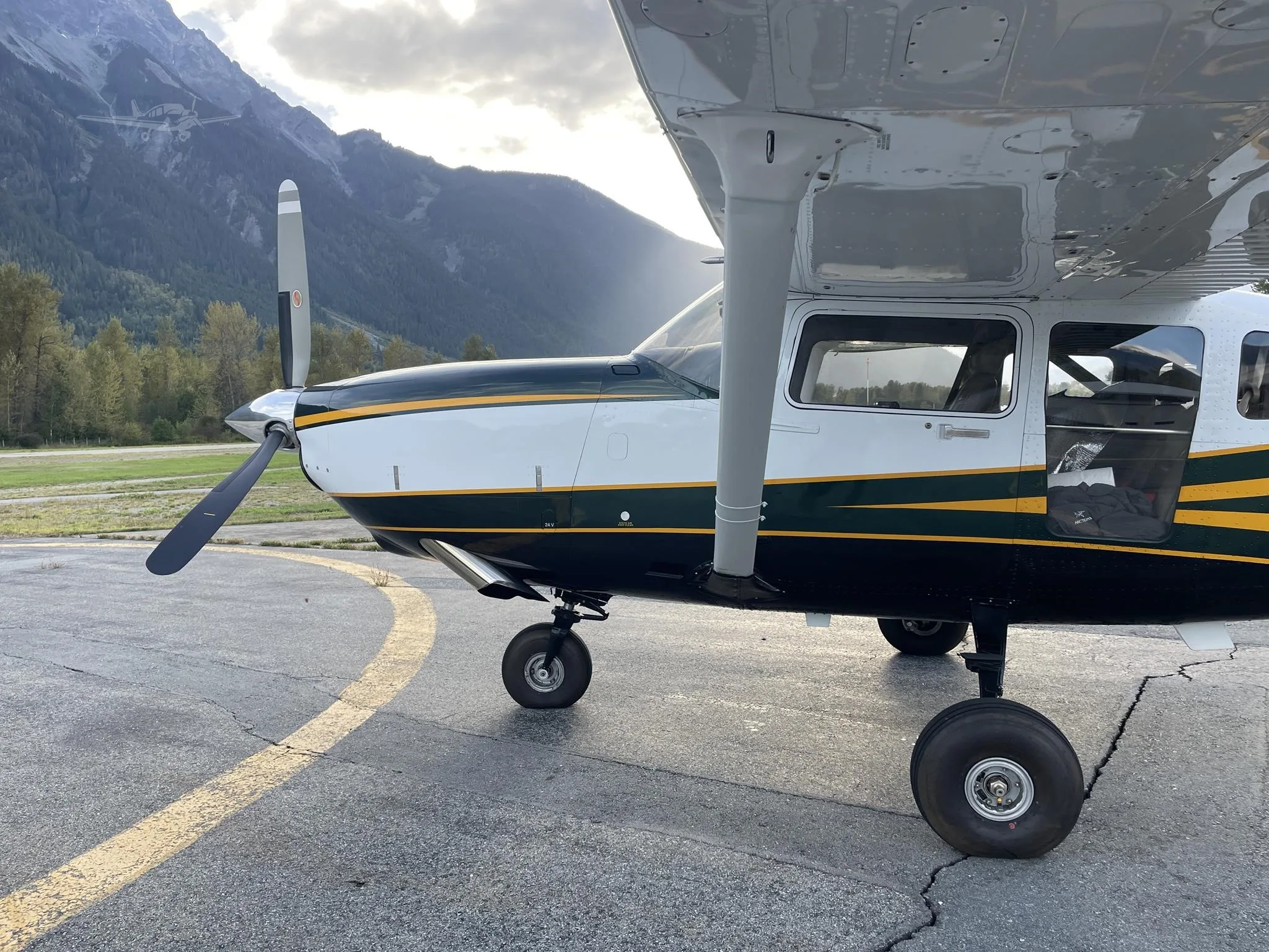 Exterior view of a 1998 CESSNA TURBO 206H STATIONAIR.