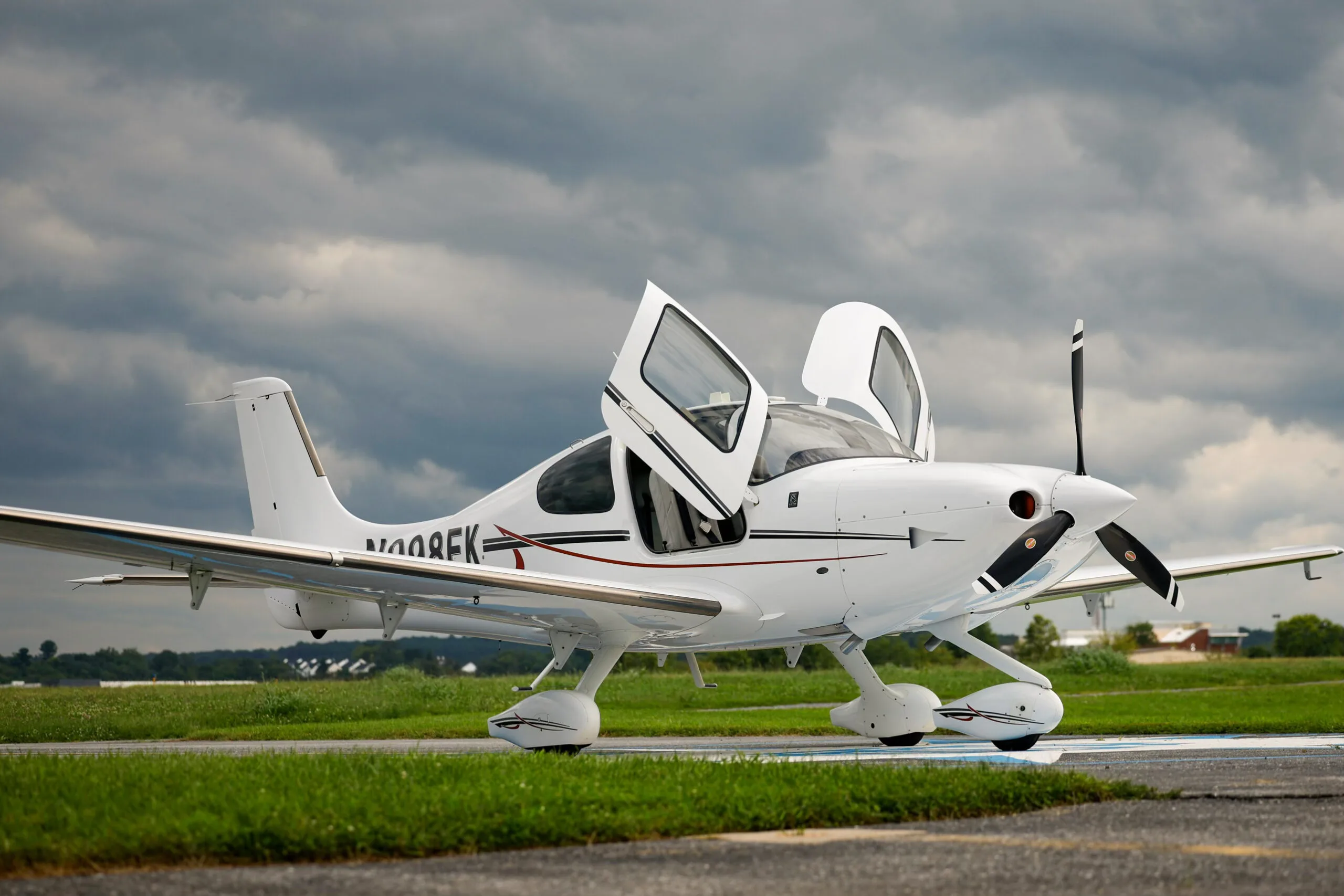 Exterior view of a 2016 Cirrus SR22 G5, N998EK.