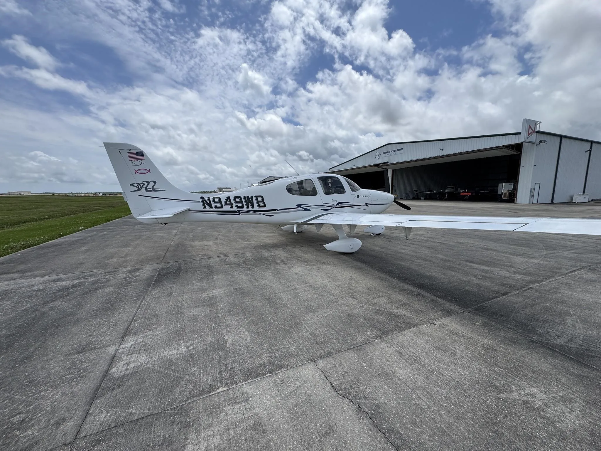 Exterior view of a 2003 CIRRUS SR22.