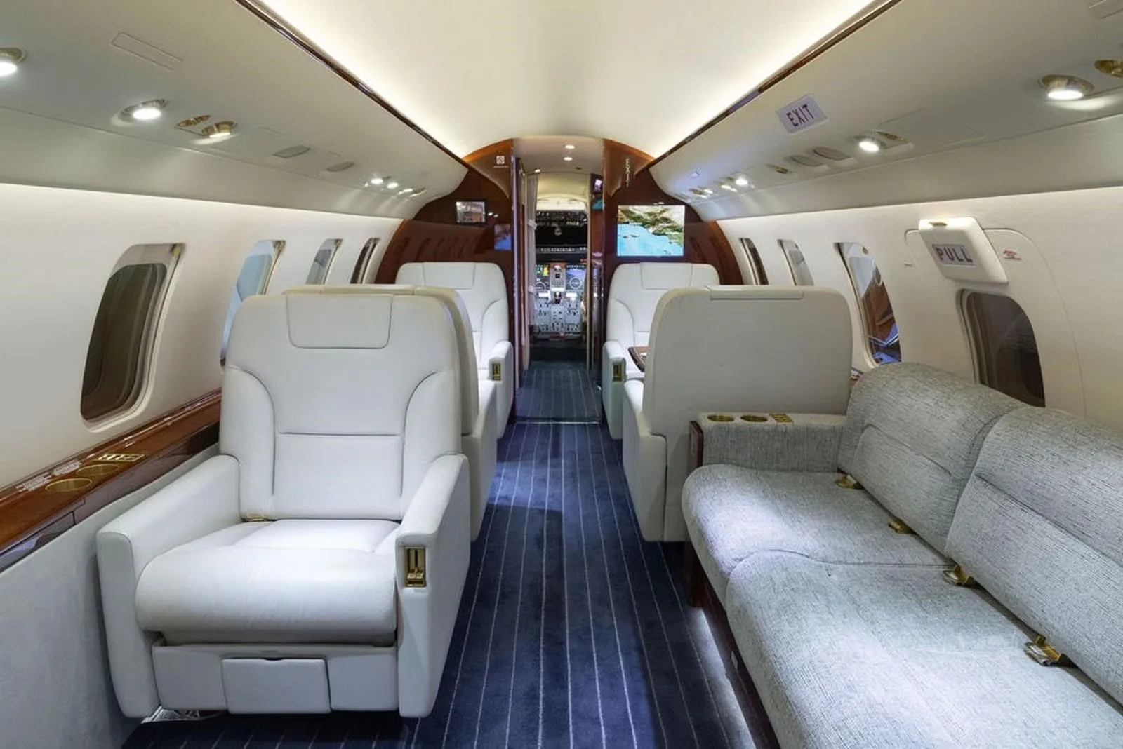 Cabin interior of a 2009 BOMBARDIER CHALLENGER 605.