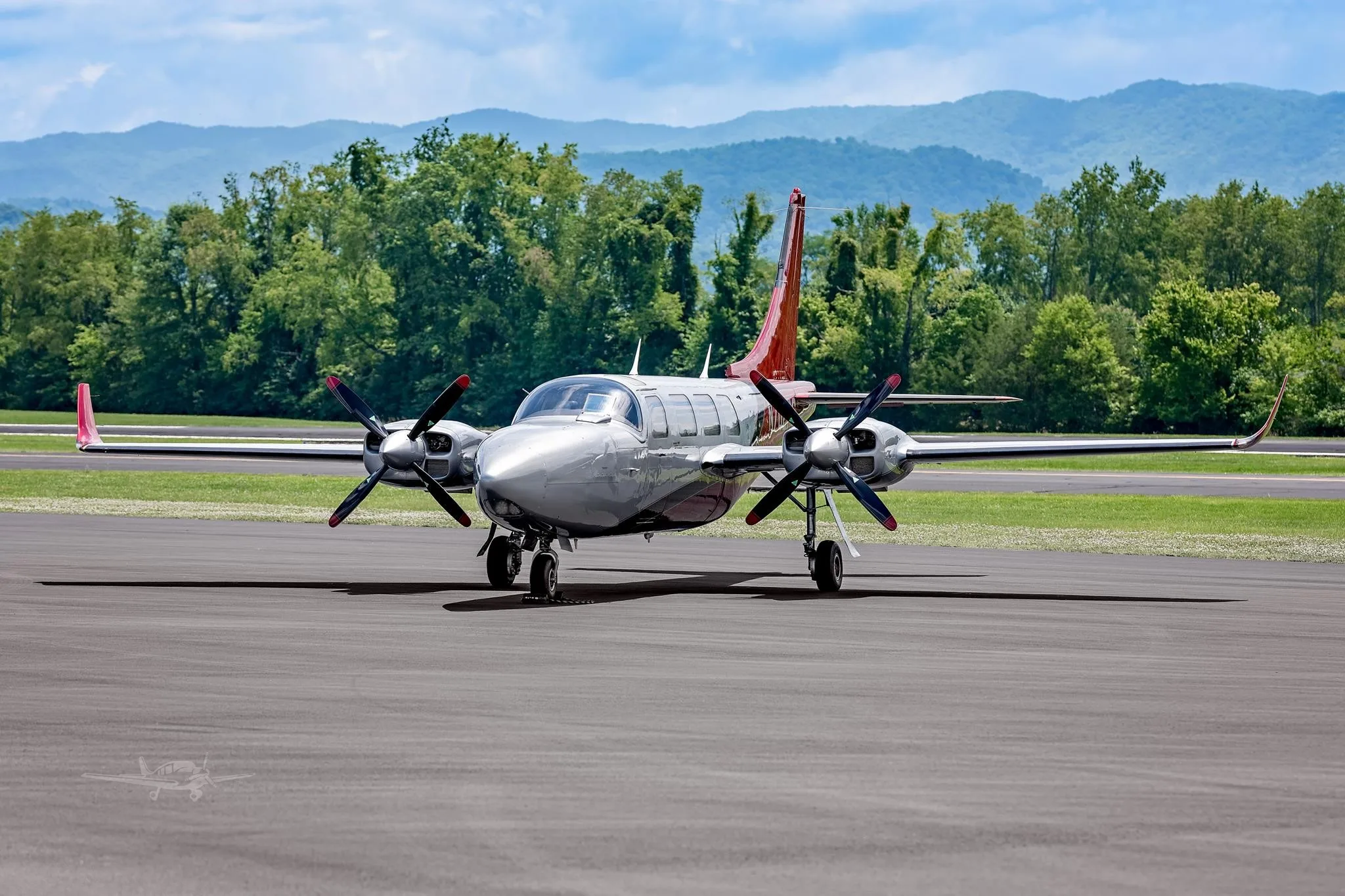 Exterior view of a 1984 AEROSTAR 700P, N702PG.