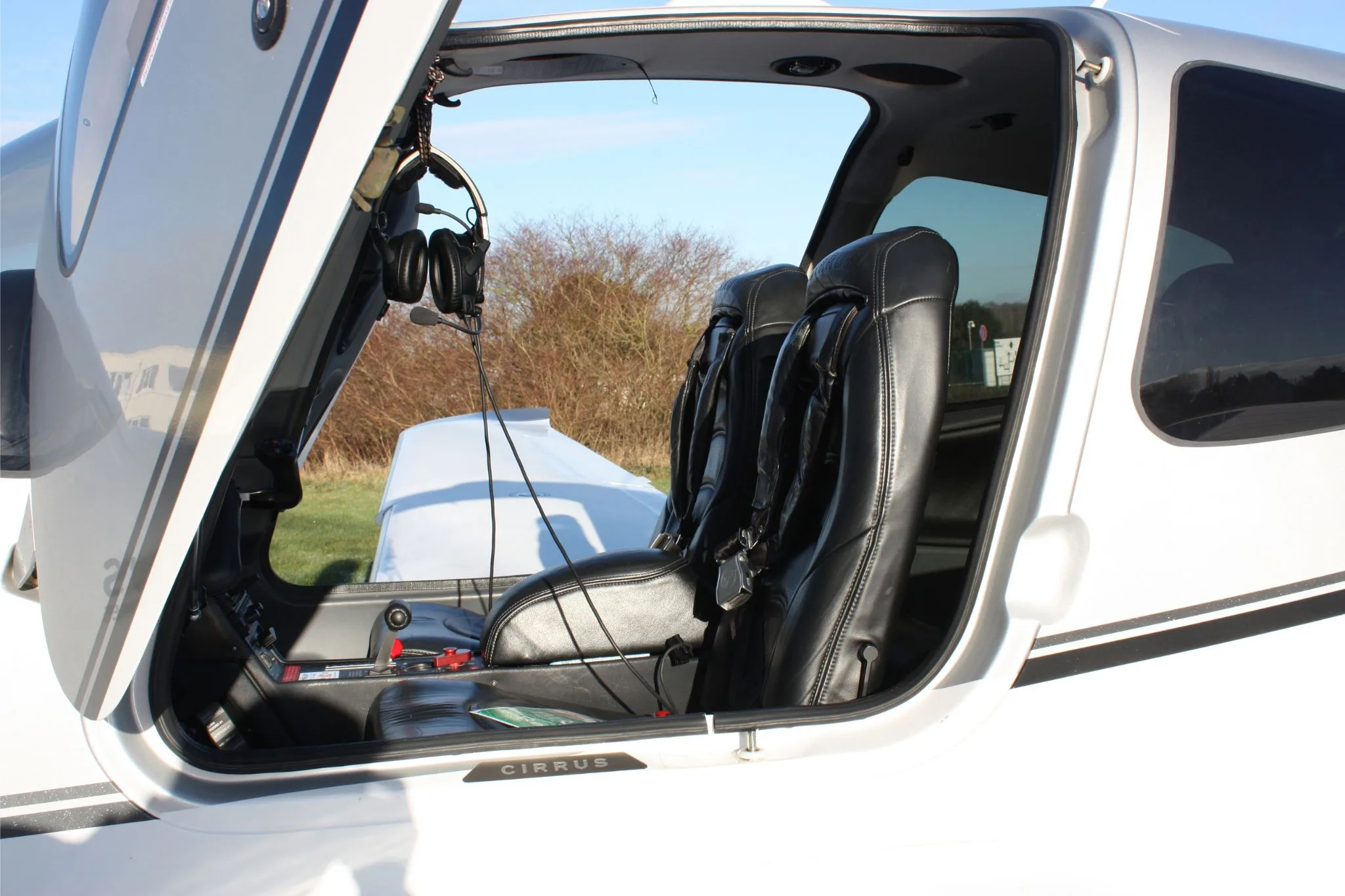 Cockpit and instrument panel of a 2007 Cirrus SR22 G3 GTSx.