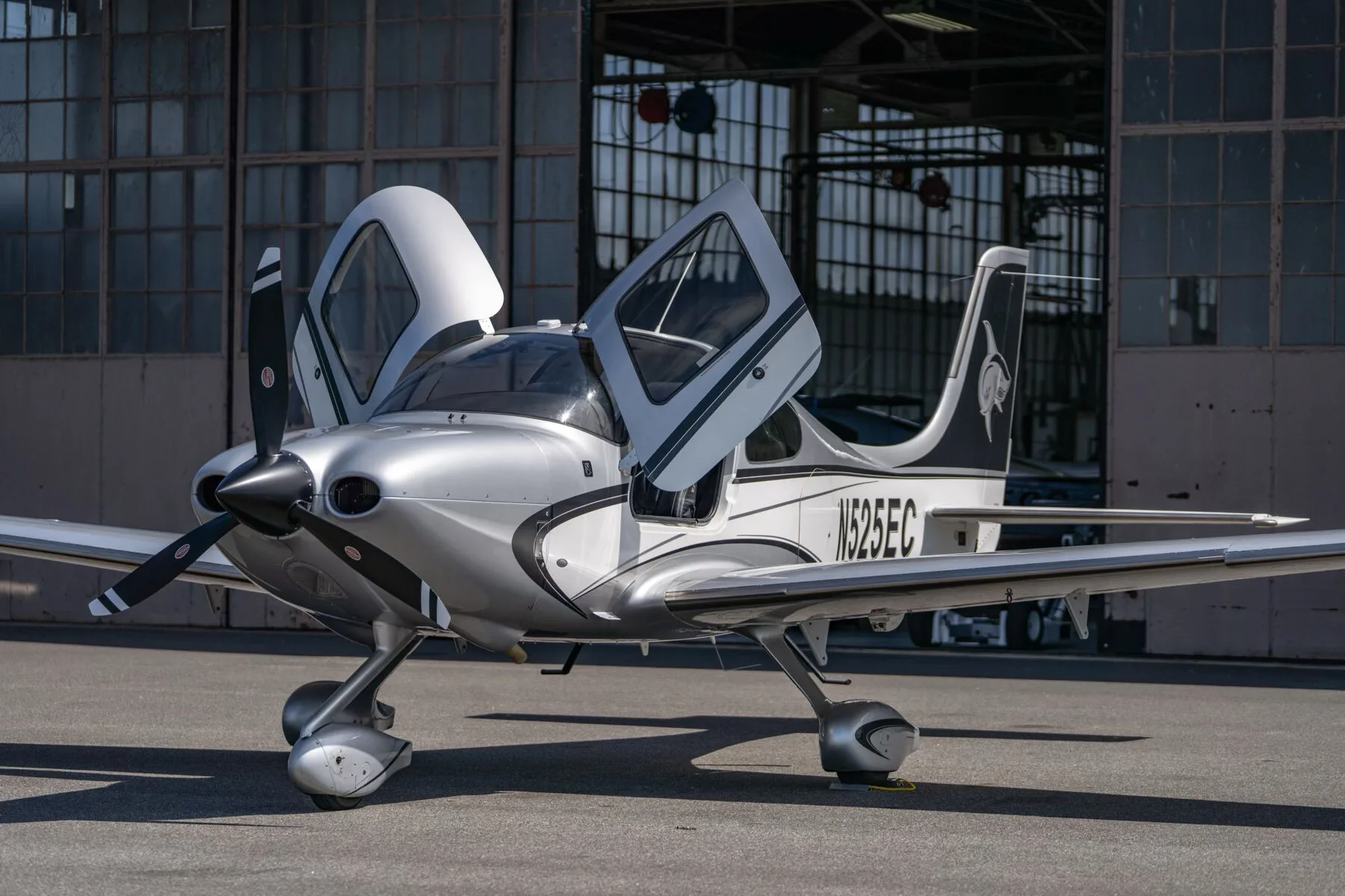 Exterior view of a 2014 Cirrus SR22-G5 GTS, N525EC.