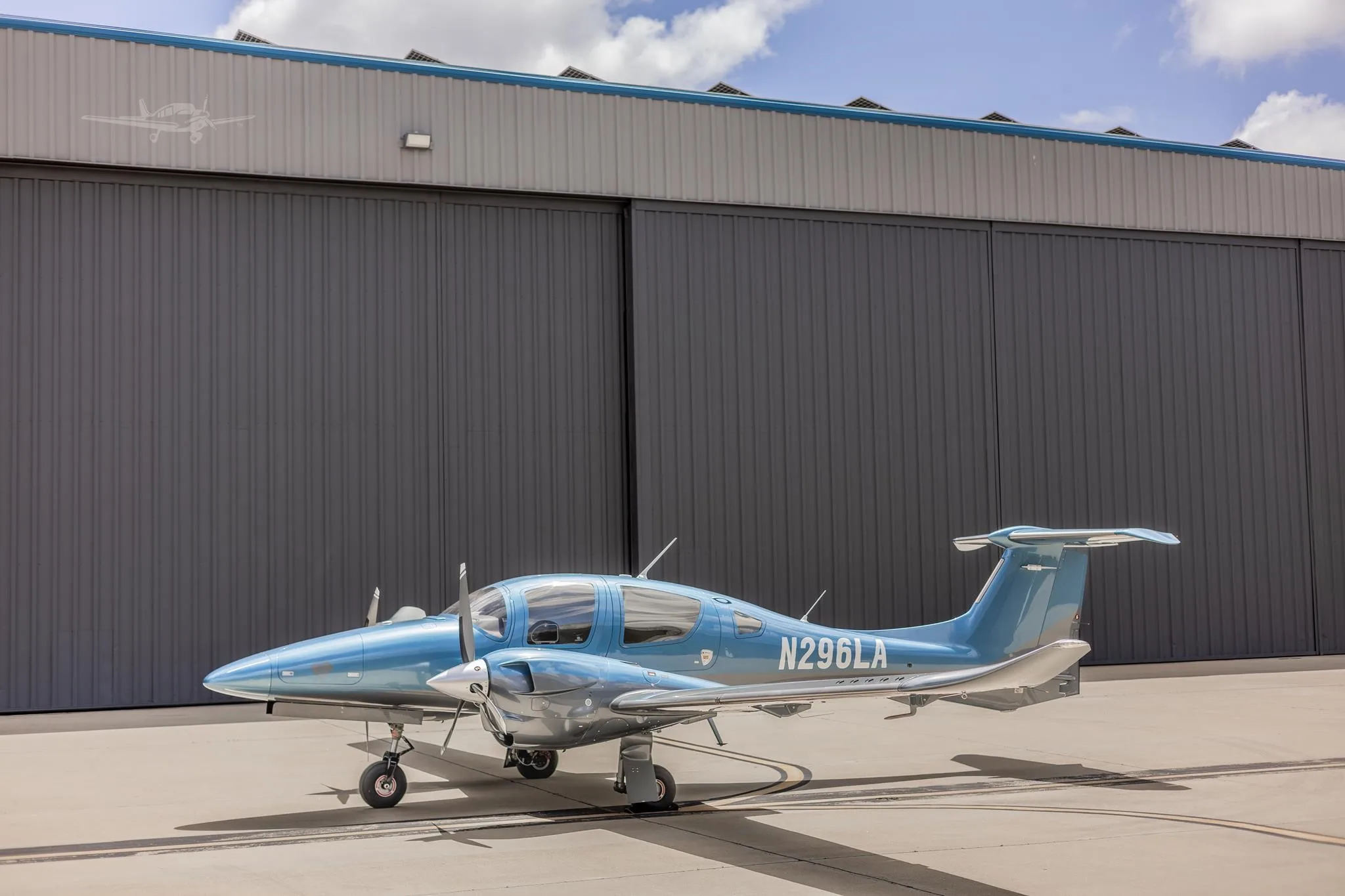 Exterior view of a 2019 DIAMOND DA62, N296LA.