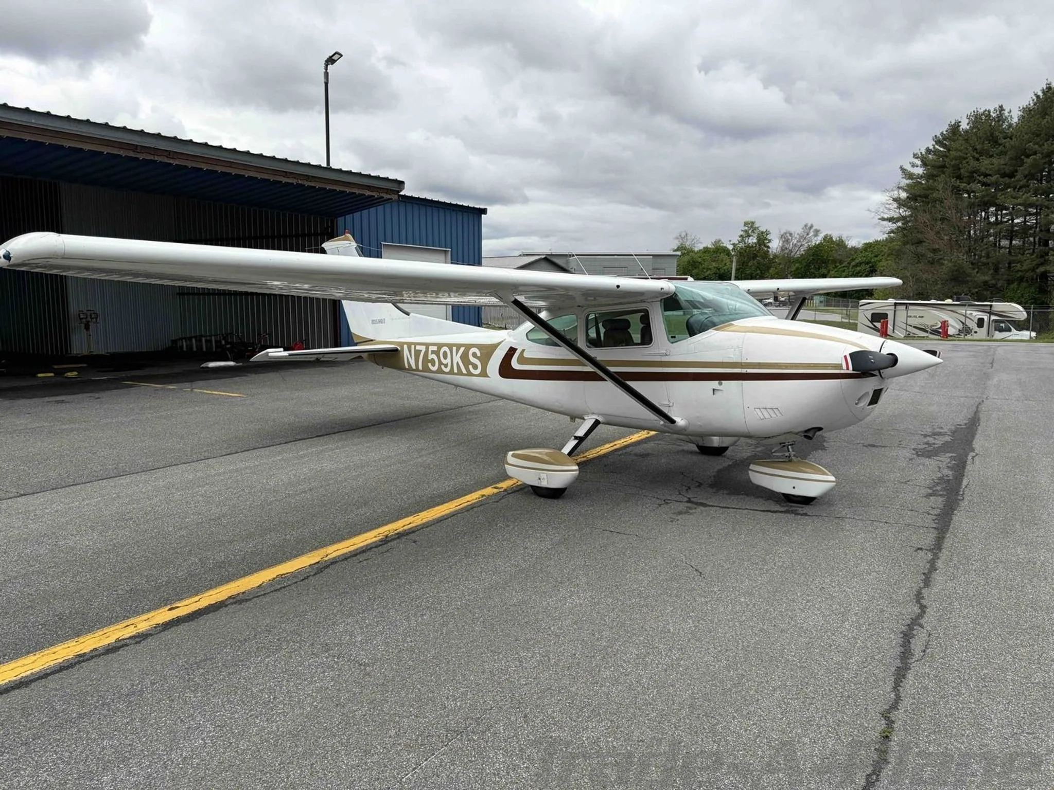 Exterior view of a 1977 CESSNA 182Q SKYLANE, N759KS.
