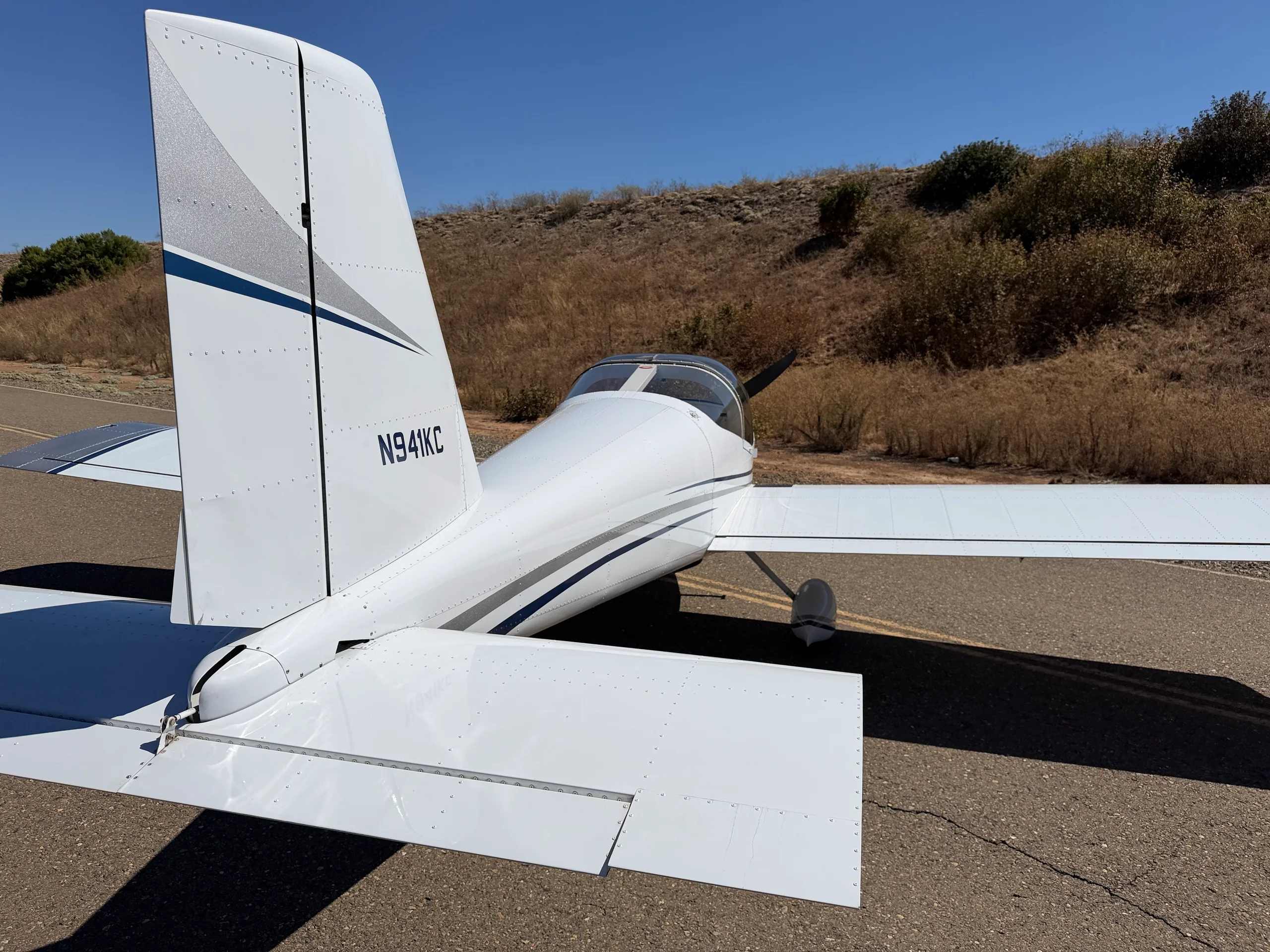 Exterior view of a 2015 Vans RV-12, N942KC.