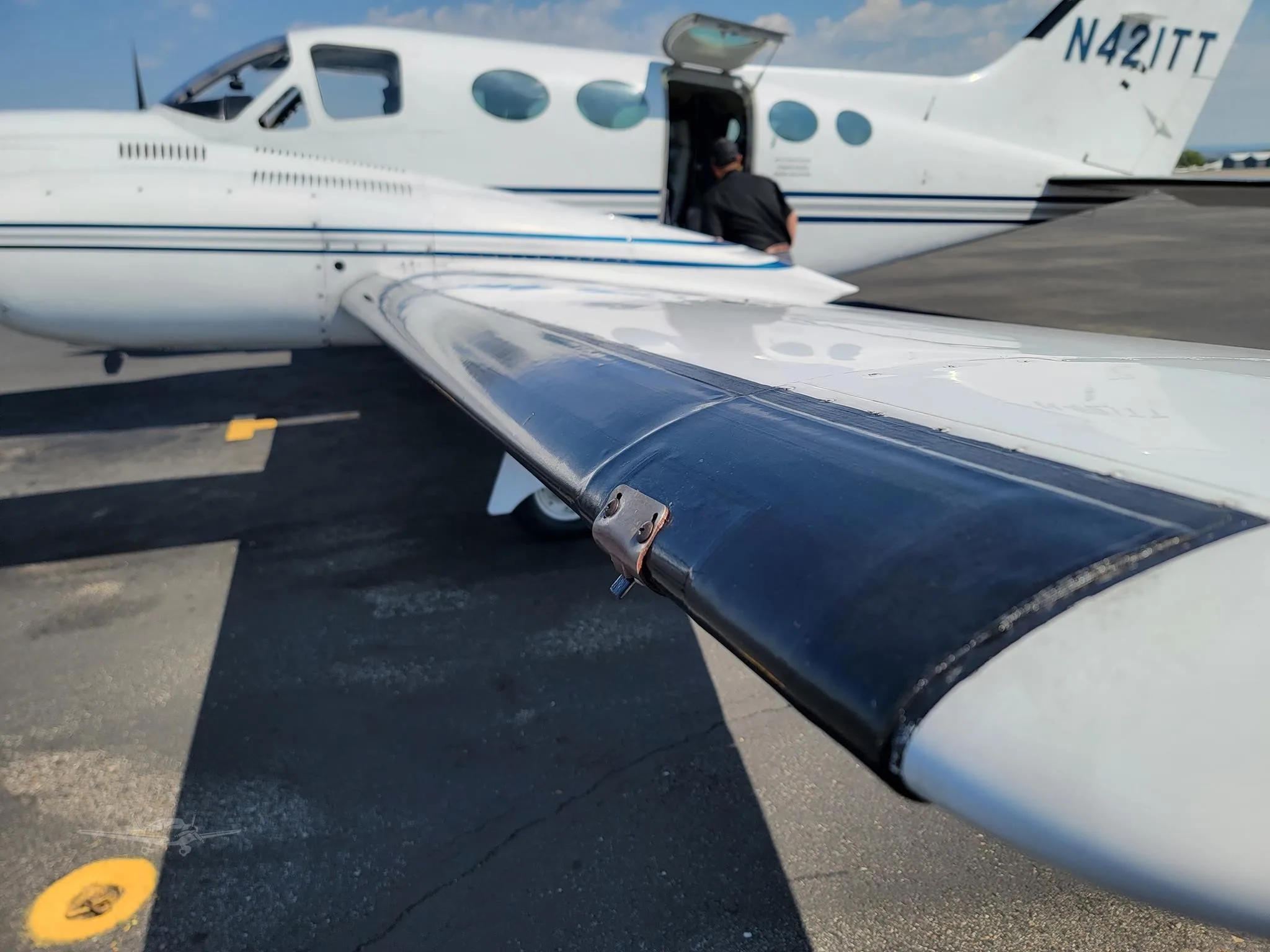 Exterior view of a 1976 CESSNA 421C, N421TT.