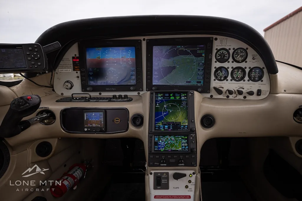 Cockpit and instrument panel of a 2004 Cirrus SR22 G2.