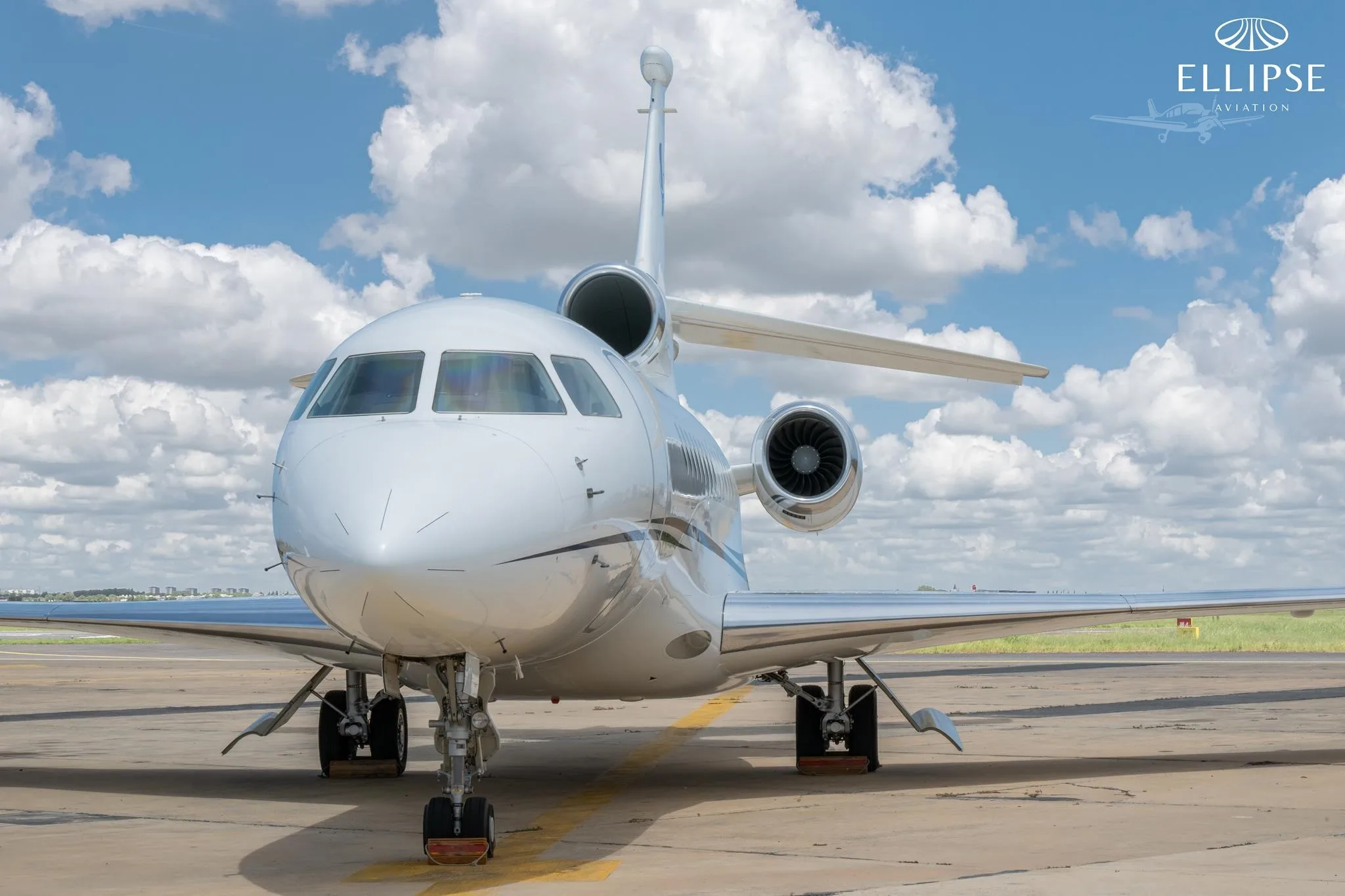 Exterior view of a 2011 DASSAULT FALCON 7X EASY II, 6V-JMJ.
