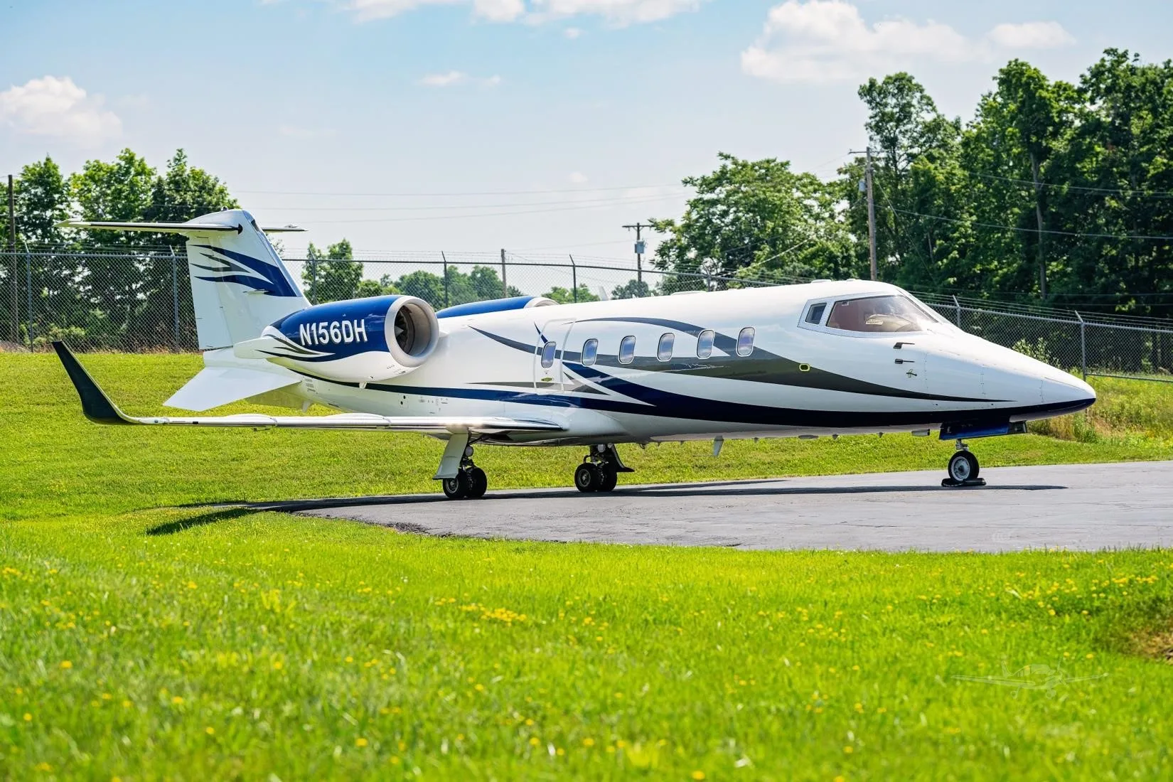 Exterior view of a 1996 LEARJET 60, N156DH.