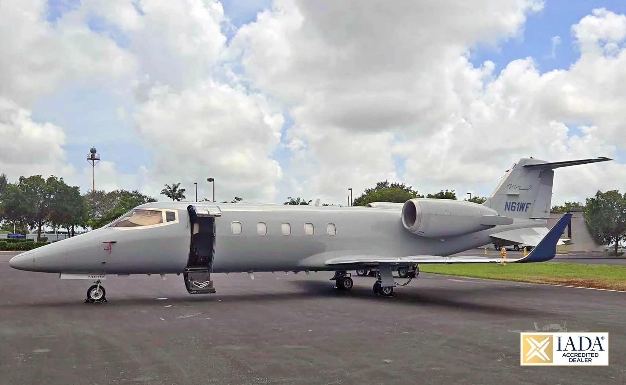 Exterior view of a 2007 LEARJET 60SE, N61WF.