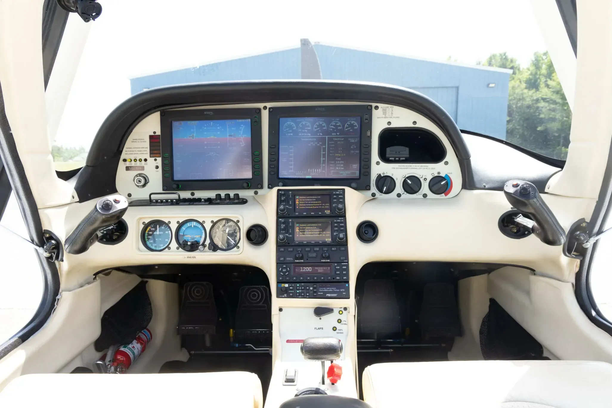 Cockpit and instrument panel of a 2007 Cirrus SR22.