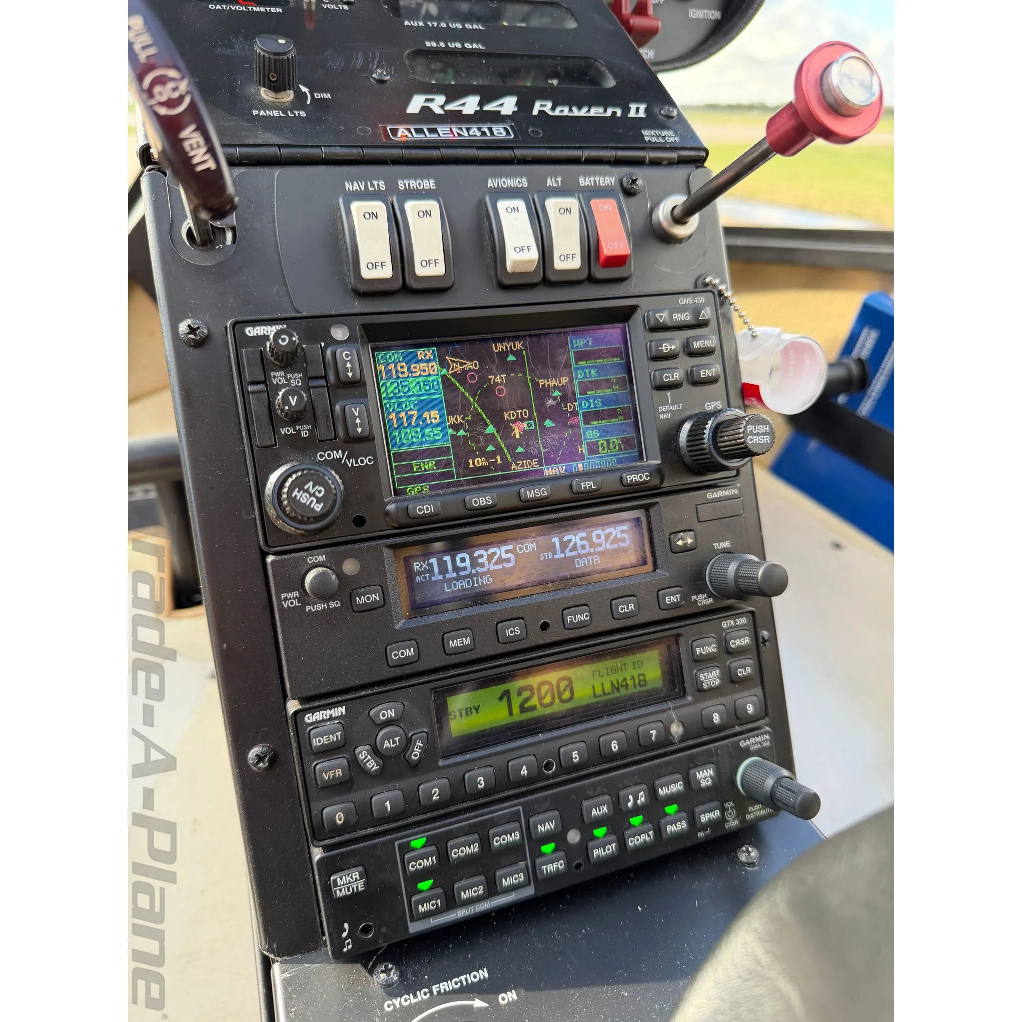 Avionics suite of a 2015 ROBINSON R44 RAVEN II.