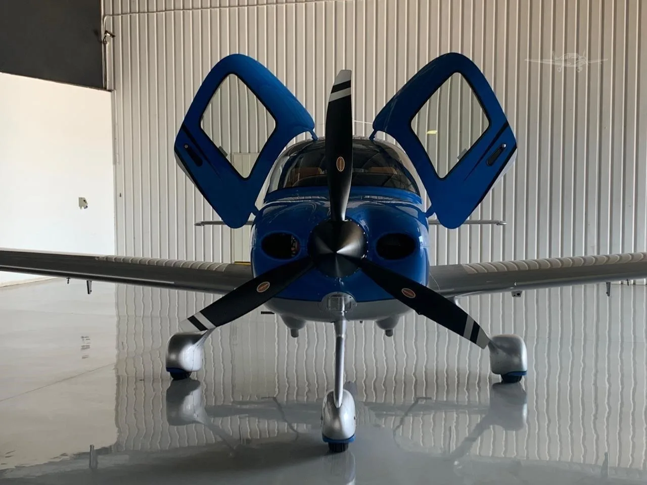 Exterior view of a 2019 CIRRUS SR22-G6, ZS-PWK.