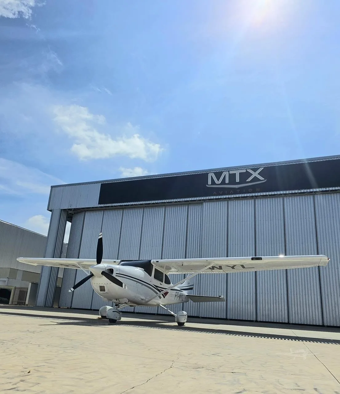 Exterior view of a 1998 CESSNA 182S SKYLANE.