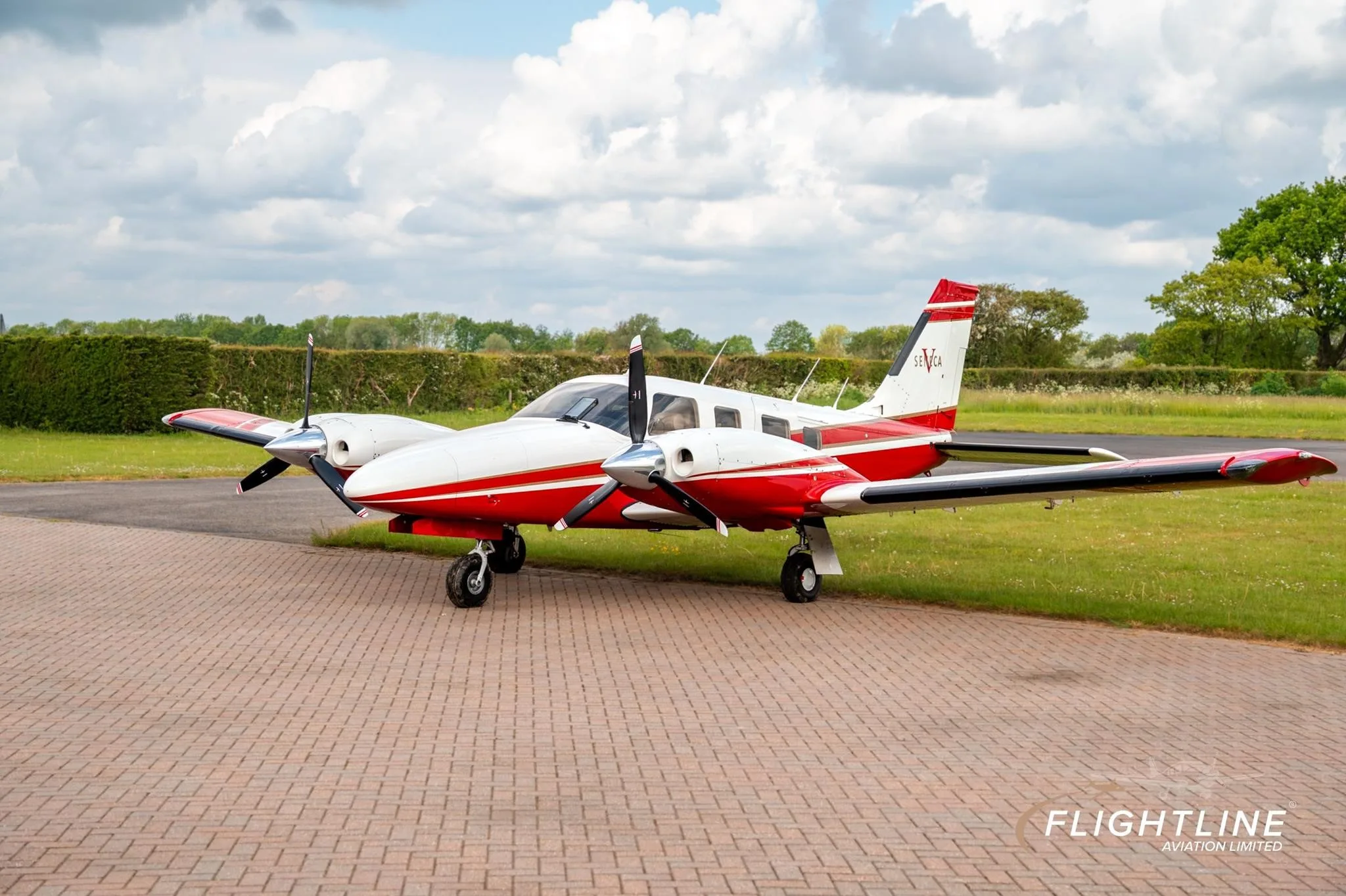 Exterior view of a 1998 PIPER SENECA V, N95D.