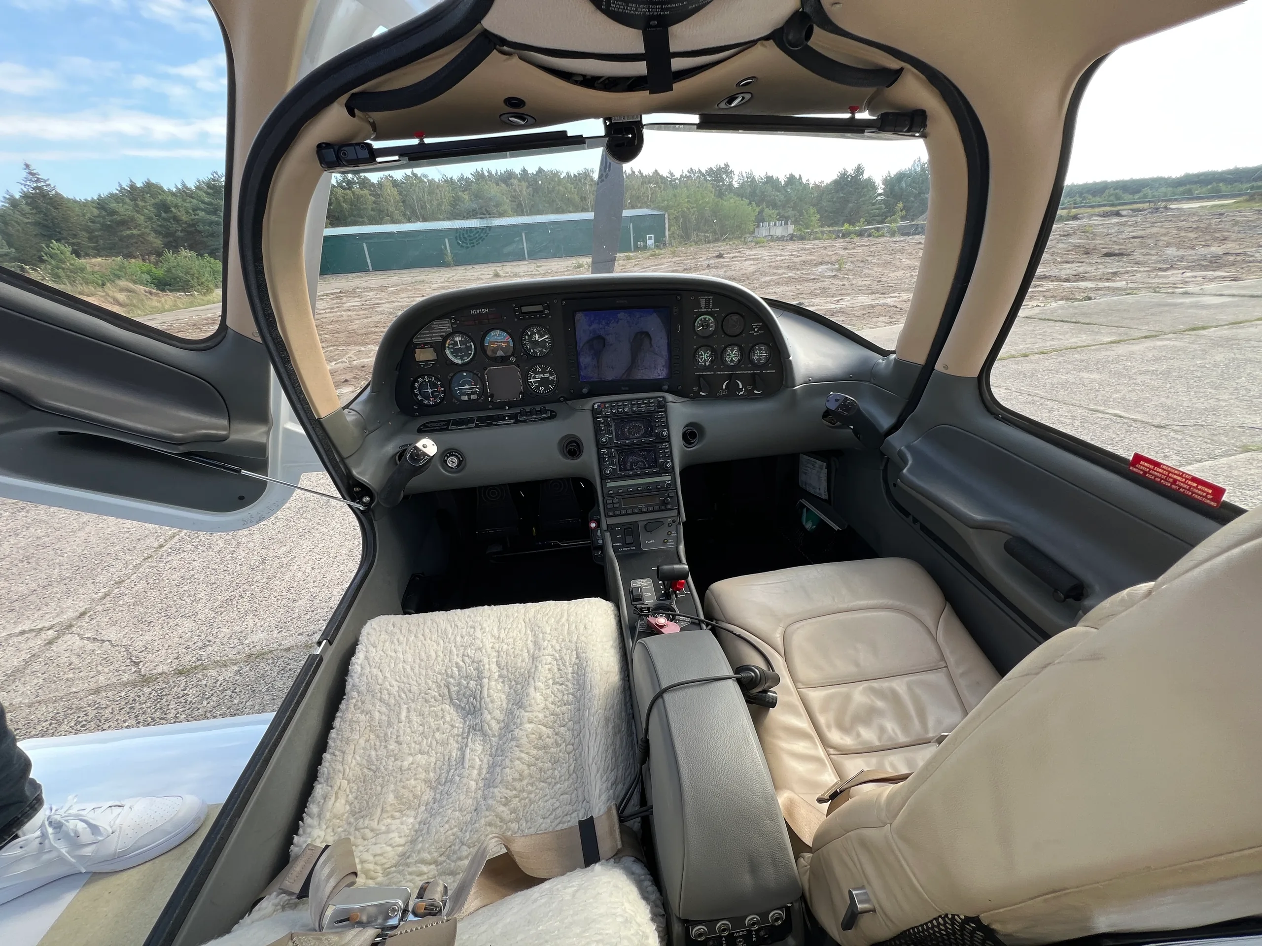 Cockpit and instrument panel of a 2002 Cirrus SR22 G1.