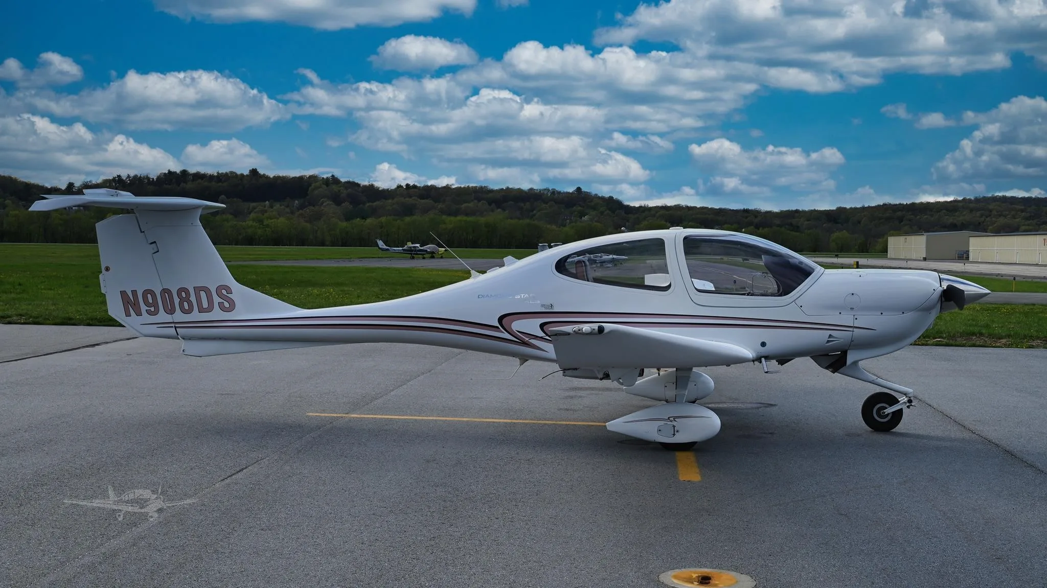 Exterior view of a 2008 DIAMOND DA40 XLS, N908DS.