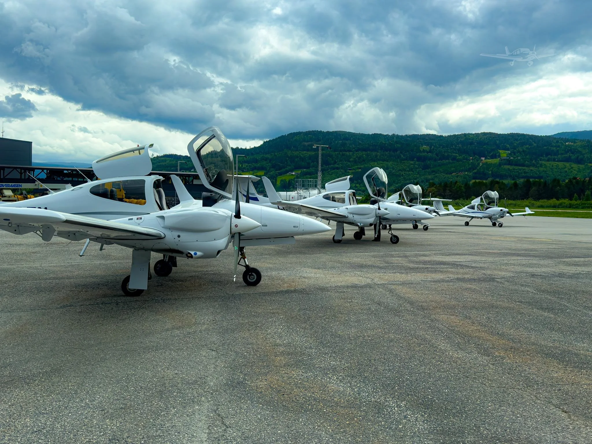 Exterior view of a 2019 DIAMOND DA40 NG, LN-PFK.