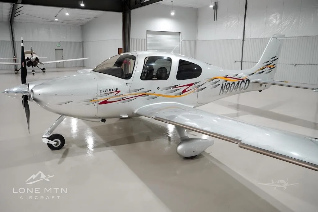 Exterior view of a 2006 CIRRUS SR22-G2 TURBO, N904CD.