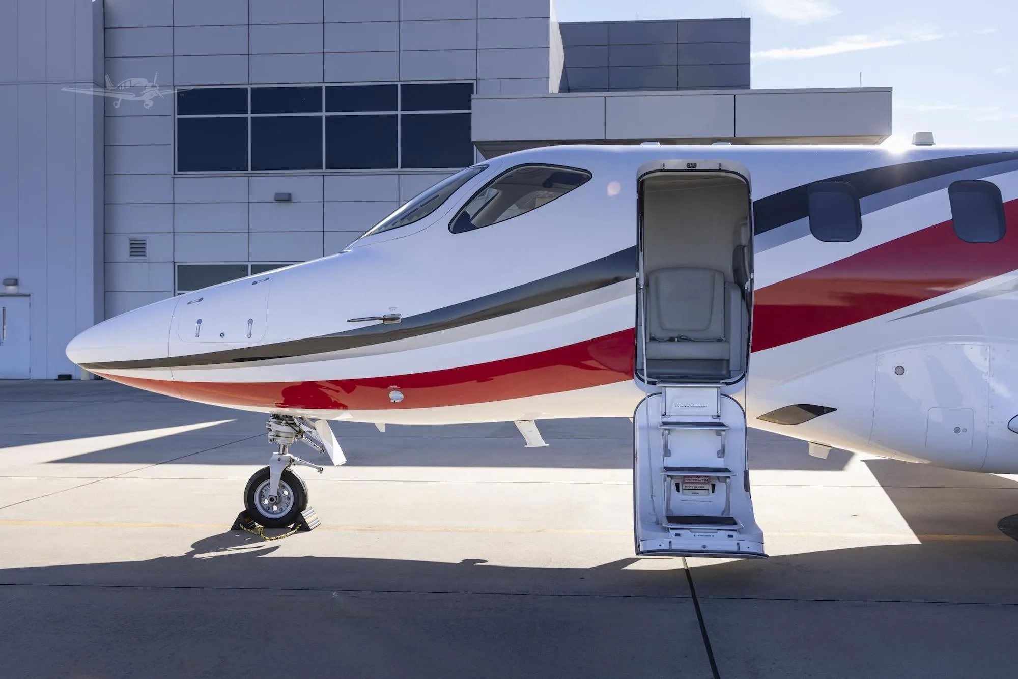 Exterior view of a 2018 HONDA JET APMG, N1RJ.