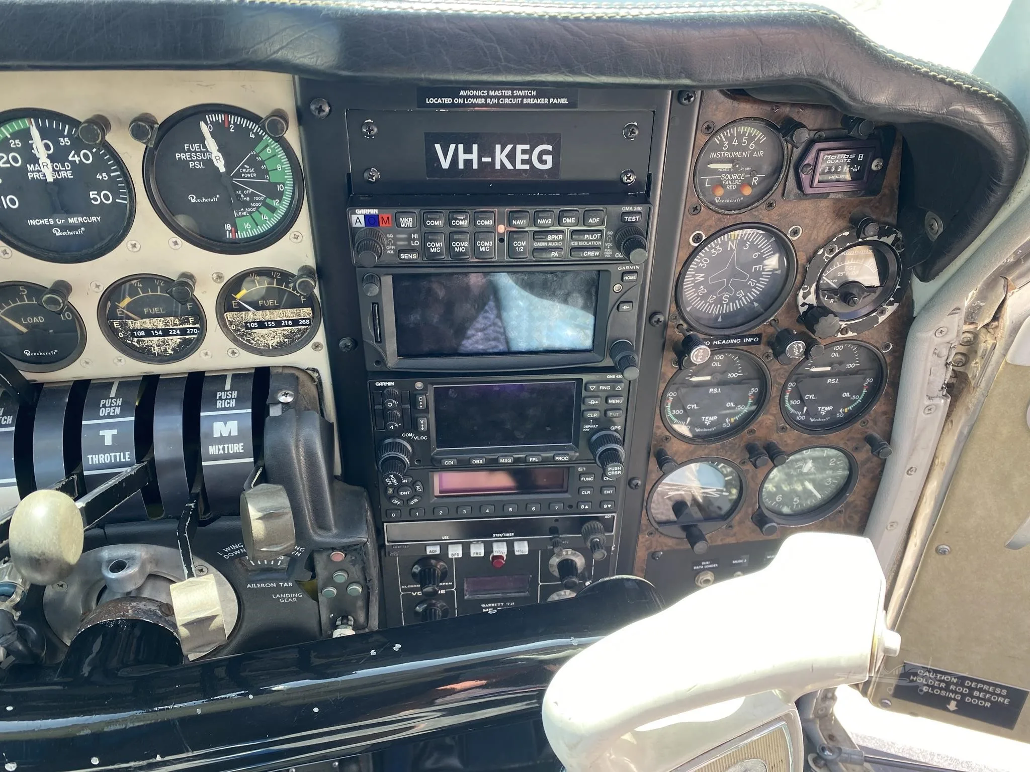 Avionics suite of a 1975 BEECHCRAFT B55 BARON.