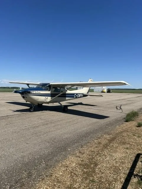 Exterior view of a 1976 CESSNA 182P SKYLANE, C-GWPH.