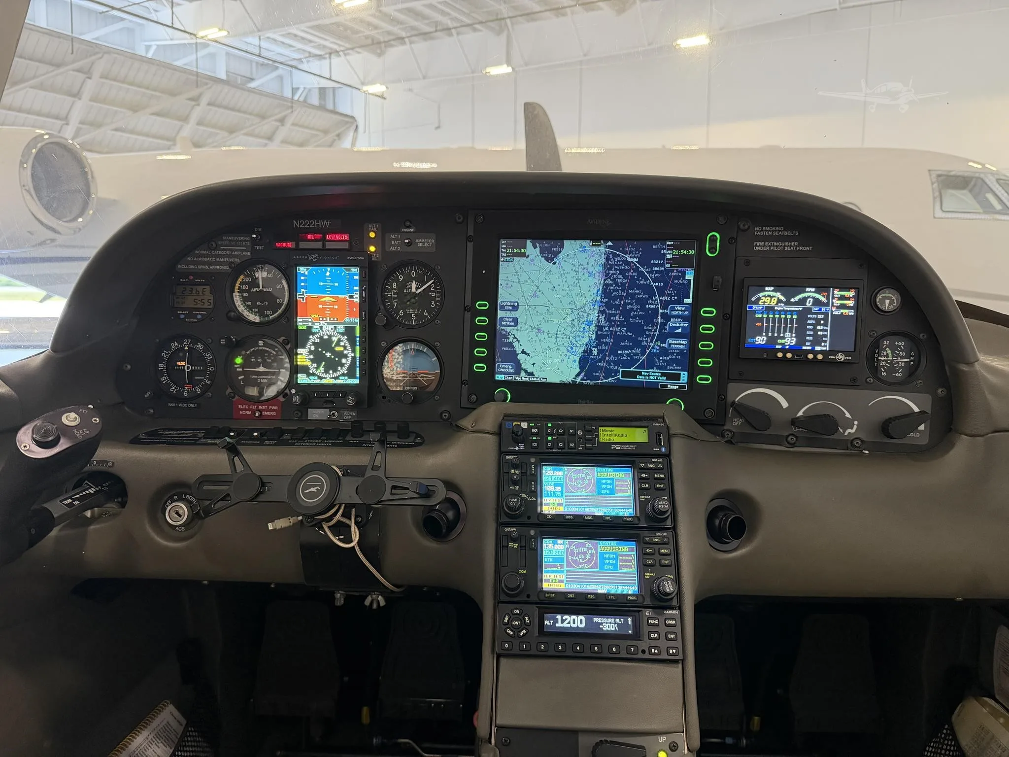 Cockpit and instrument panel of a 2001 CIRRUS SR20.