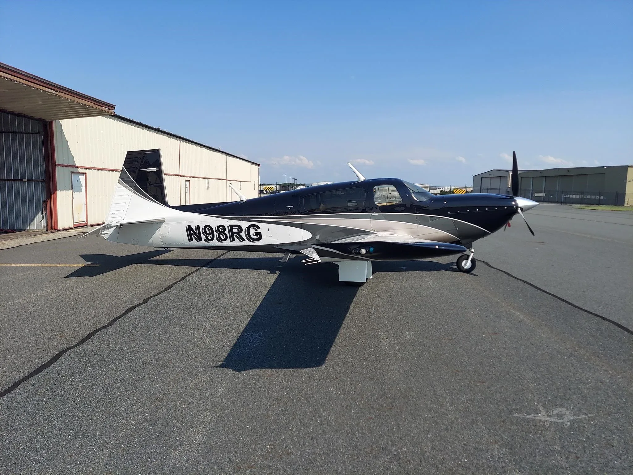 Exterior view of a 2016 MOONEY ACCLAIM TYPE S, N98RG.