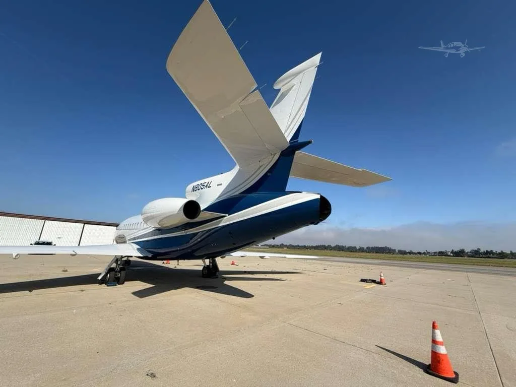 Exterior view of a DASSAULT FALCON 900B, N805AL.