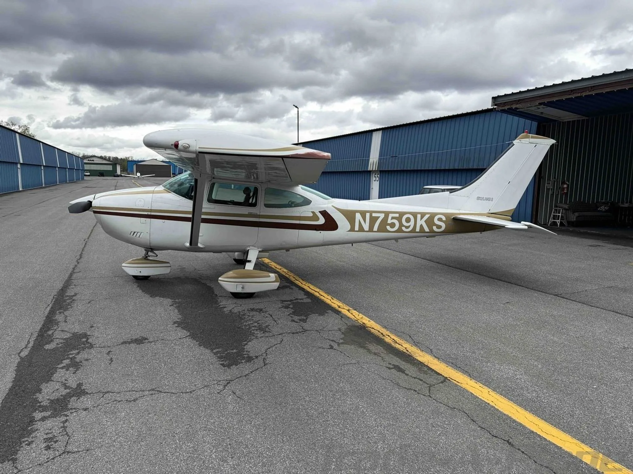 Exterior view of a 1977 CESSNA 182Q SKYLANE, N759KS.