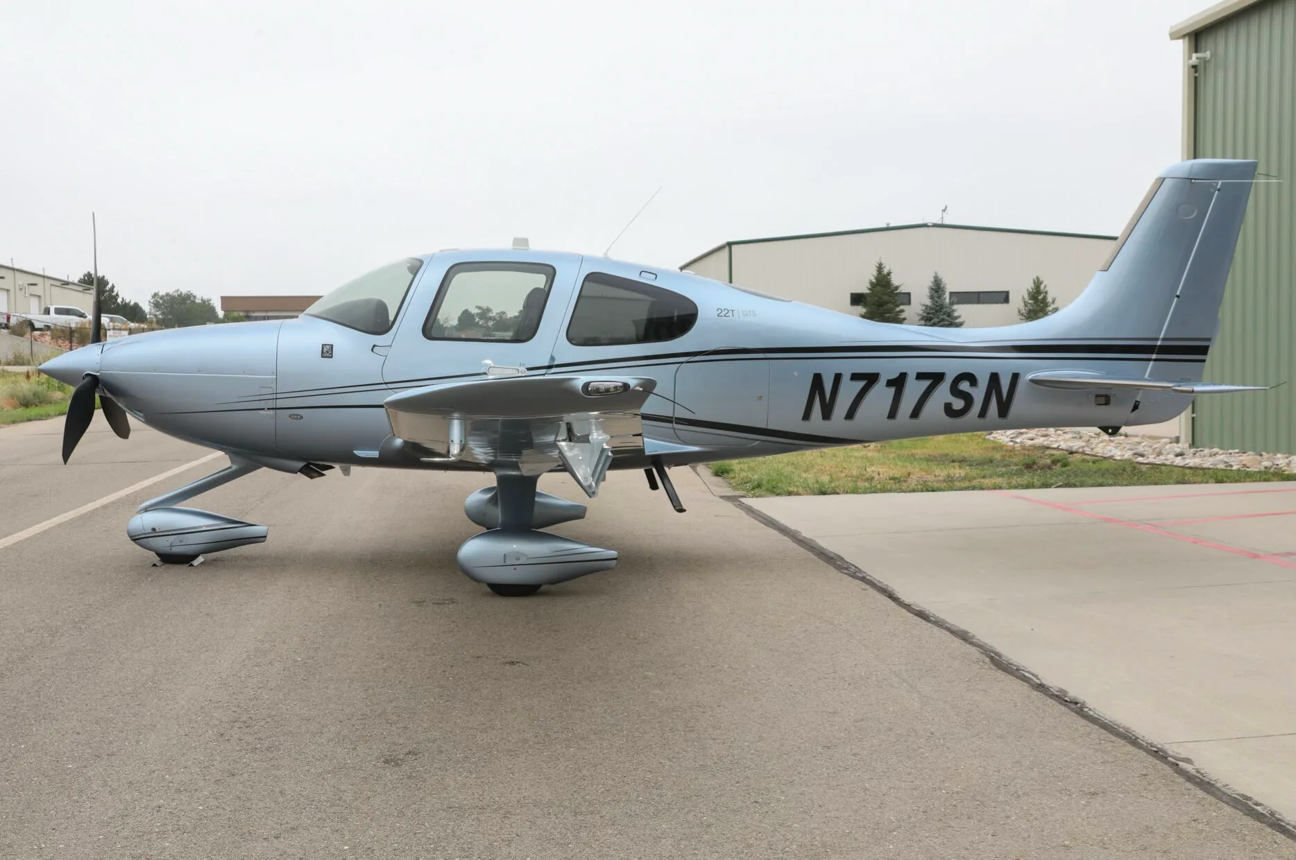 Exterior view of a 2016 Cirrus SR22-G5 TURBO, N717SN.