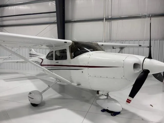 Exterior view of a 2001 CESSNA 182T SKYLANE.