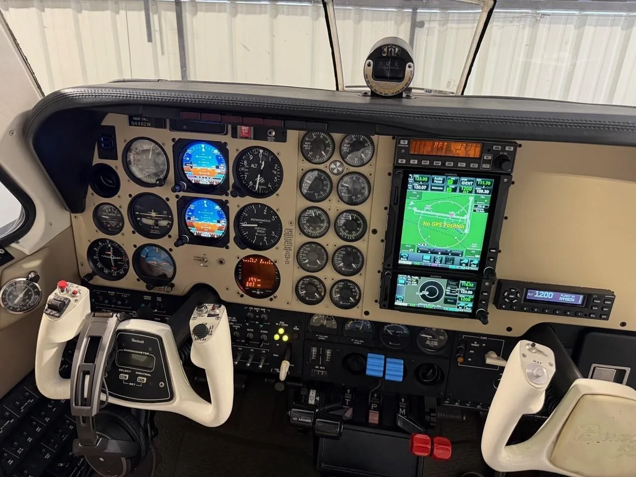 Cockpit and instrument panel of a 2000 BEECHCRAFT 58 BARON.