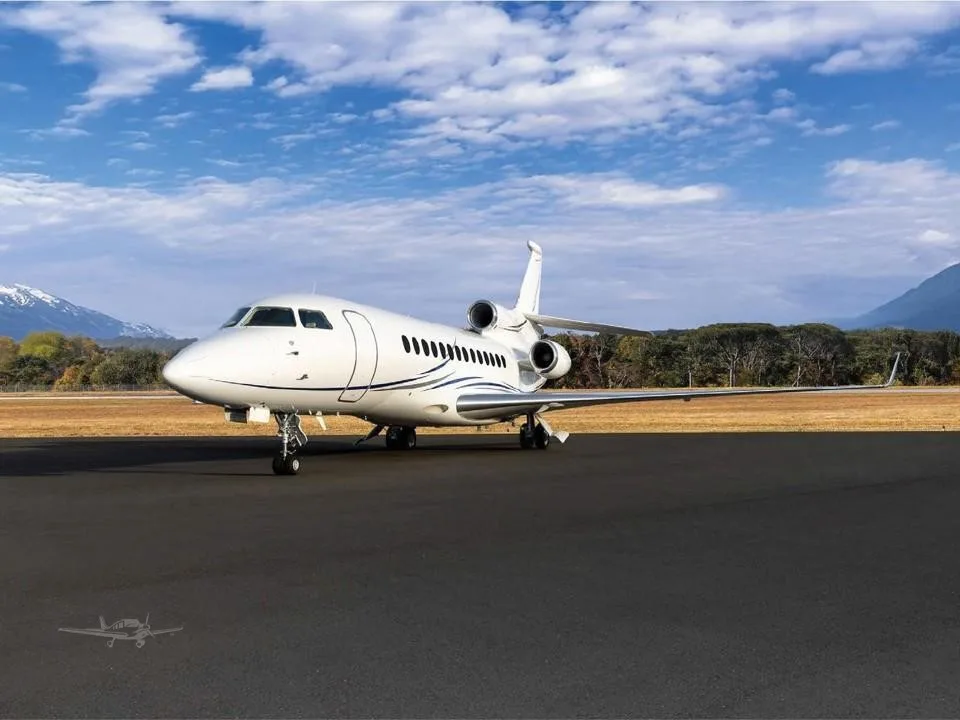Exterior view of a 2010 DASSAULT FALCON 7X, N48JP.
