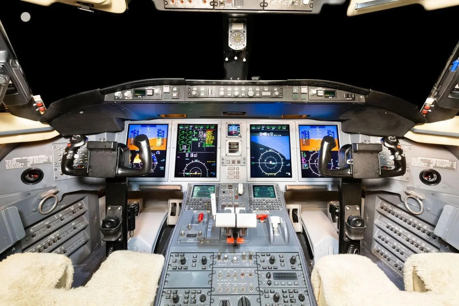 Cockpit and instrument panel of a 2009 BOMBARDIER CHALLENGER 605.